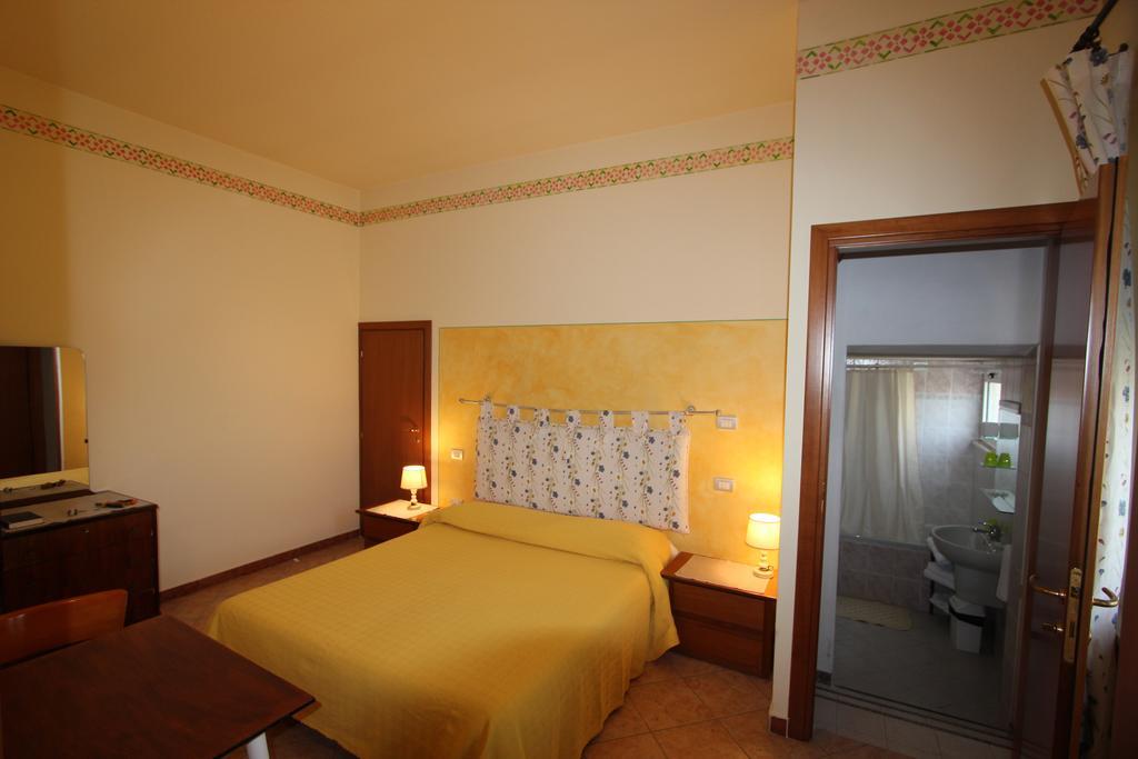 特拉托利亚菲亚拉瓦特酒店 佩斯基耶拉德加达 客房 照片